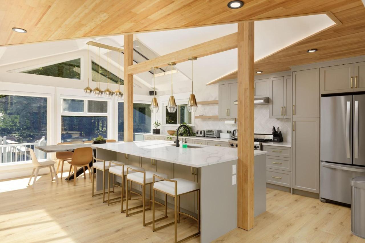 Beautiful Villa With Heated Pool Hot Tub By Forest North Vancouver Eksteriør billede