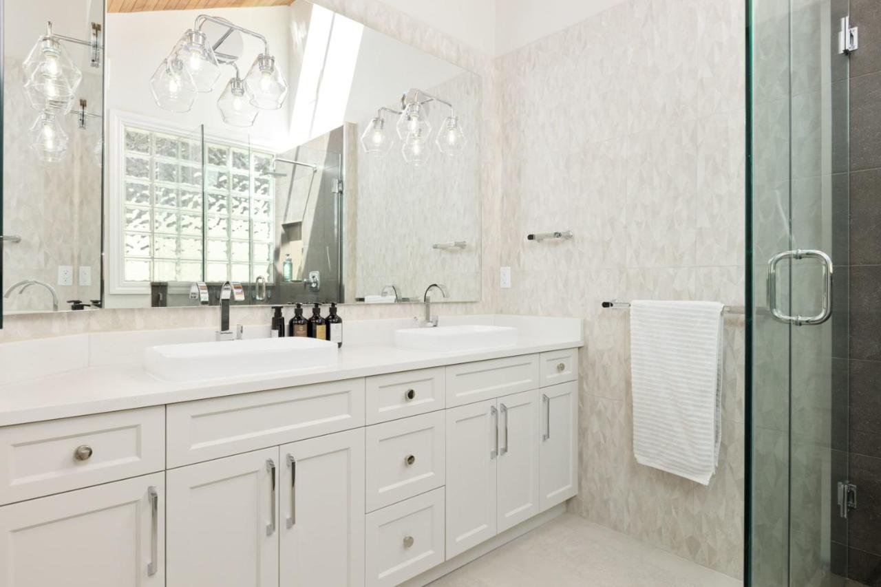 Beautiful Villa With Heated Pool Hot Tub By Forest North Vancouver Eksteriør billede