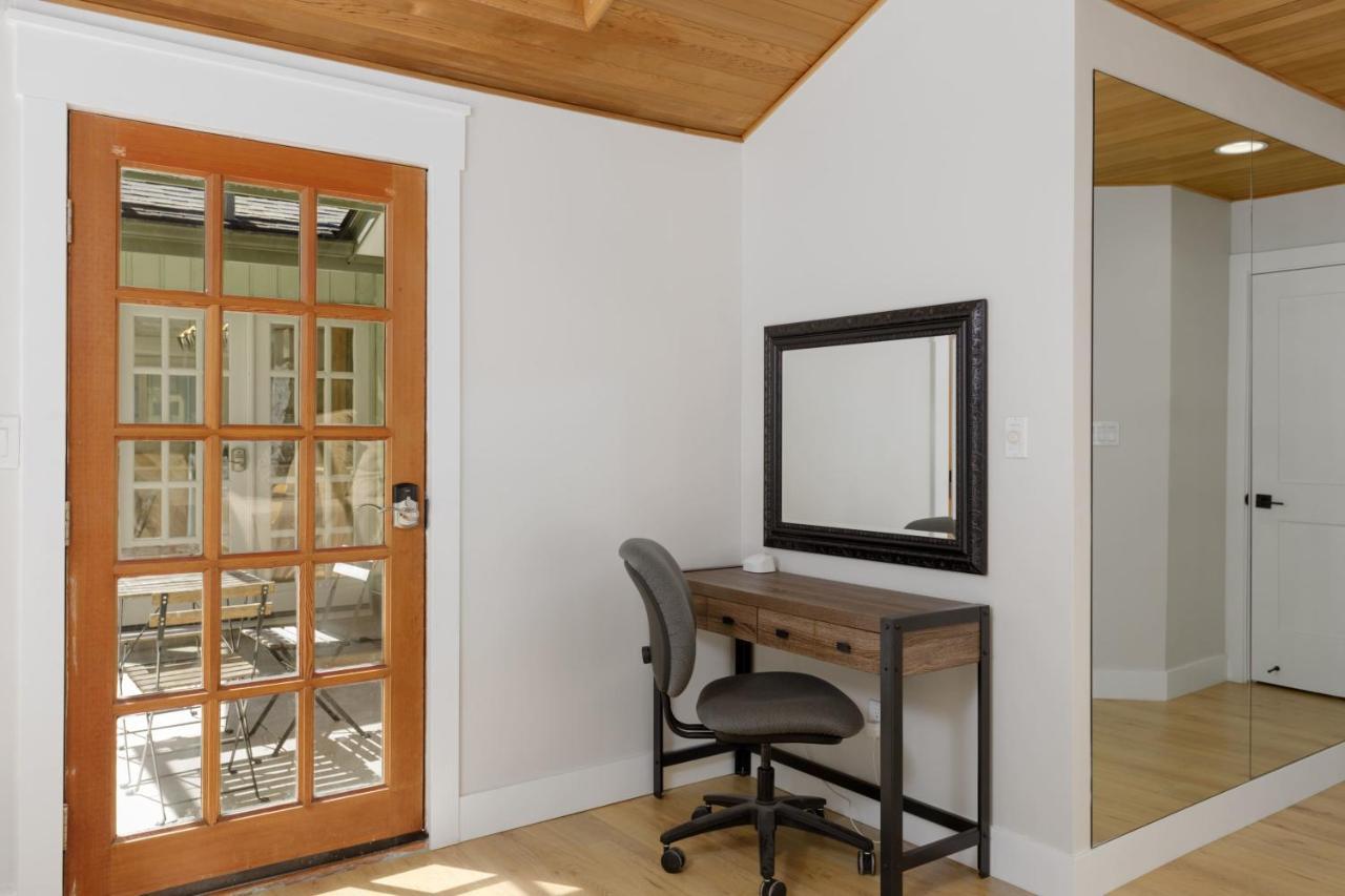 Beautiful Villa With Heated Pool Hot Tub By Forest North Vancouver Eksteriør billede