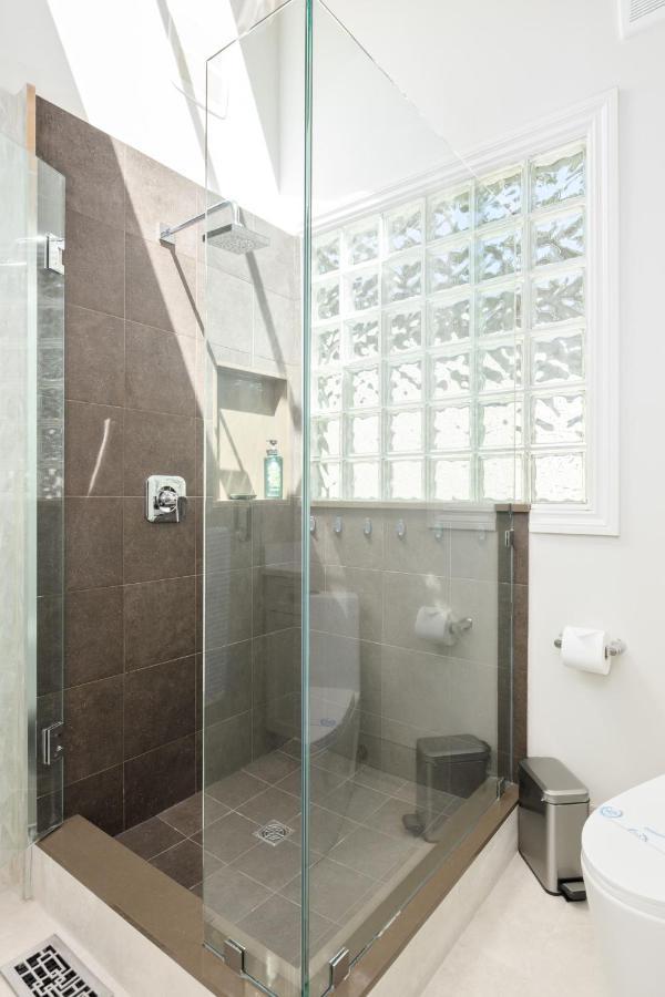 Beautiful Villa With Heated Pool Hot Tub By Forest North Vancouver Eksteriør billede
