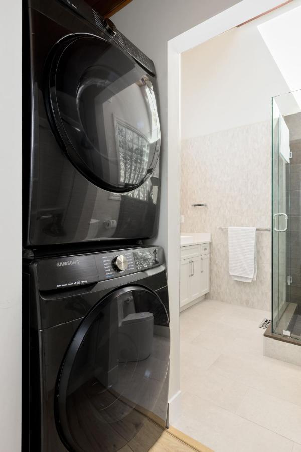 Beautiful Villa With Heated Pool Hot Tub By Forest North Vancouver Eksteriør billede